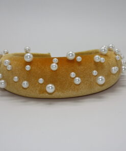 Velkommen til vores ekspansive samling af hårbøjler, hvor du vil opleve en verden af stil, elegance og alsidighed. Vores hårbøjler er ikke bare et almindeligt håraccessory, de er en modeerklæring, der fremhæver din personlige stil og tilføjer et sofistikeret touch til dine frisurer. Vi forstår vigtigheden af at have en alsidig og stilfuld samling af hårbøjler, der passer til alle lejligheder og outfits. Derfor har vi sammensat en omhyggeligt udvalgt kollektion, der omfatter klassiske, moderne og trendy designs, så du nemt kan finde det perfekte match til din personlige smag. Vores hårbøjler er fremstillet af materialer af høj kvalitet, der garanterer både komfort og holdbarhed. Med bløde og fleksible bøjler, der passer perfekt omkring hovedet, vil vores hårbøjler ikke kun være en fryd for øjet, men også en fornøjelse at have på hele dagen. Uanset om du ønsker at tilføje et elegant og sofistikeret touch til din arbejdsdag, ønsker at stråle på en festlig begivenhed eller bare vil have en chic og afslappet stil til hverdagen, har vi en hårbøjle til enhver lejlighed. Vores kollektion omfatter alt fra enkle og elegante hårbøjler i neutrale farver, der let kan styles til ethvert outfit, til iøjnefaldende hårbøjler med smukke mønstre og dekorative elementer, der vil tiltrække opmærksomhed. Vores sortiment omfatter også hårbøjler i forskellige størrelser og former, så du kan eksperimentere med forskellige looks og frisurer. Fra klassiske bøjlebånd, der giver en ren og raffineret stil, til bredere og mere dristige hårbøjler, der tilføjer en ekstra touch af glamour, er mulighederne uendelige. Vores vision er at tilbyde vores kunder en problemfri og fornøjelig shoppingoplevelse. Derfor har vi skabt en brugervenlig online platform, hvor du nemt kan browse vores kollektion, vælge dine favorit hårbøjler og bestille med lethed. Vi tilbyder også hurtig levering og fremragende kundeservice for at sikre, at du er 100% tilfreds med dit køb. Med vores hårbøjler kan du udtrykke din individualitet og kreativitet gennem dit håraccessory valg. Uanset om du har kort eller langt hår, glat eller krøllet hår, vil vores hårbøjler fremhæve din naturlige skønhed og tilføje et unikt præg til din stil. Så gå på opdagelse i vores omfattende samling af hårbøjler og lad os hjælpe dig med at skabe det perfekte look til enhver lejlighed. Med vores trendy og stilfulde hårbøjler vil du altid være i stand til at føle dig selvsikker, smuk og modebevidst. Vælg dit favoritdesign, og lad os tage din stil til nye højder med vores fantastiske hårbøjler!