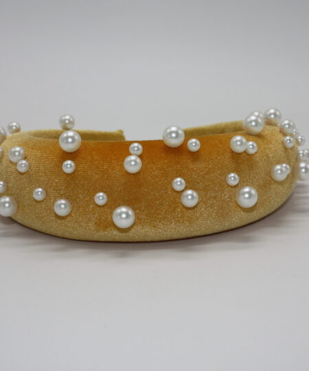 Velkommen til vores ekspansive samling af hårbøjler, hvor du vil opleve en verden af stil, elegance og alsidighed. Vores hårbøjler er ikke bare et almindeligt håraccessory, de er en modeerklæring, der fremhæver din personlige stil og tilføjer et sofistikeret touch til dine frisurer. Vi forstår vigtigheden af at have en alsidig og stilfuld samling af hårbøjler, der passer til alle lejligheder og outfits. Derfor har vi sammensat en omhyggeligt udvalgt kollektion, der omfatter klassiske, moderne og trendy designs, så du nemt kan finde det perfekte match til din personlige smag. Vores hårbøjler er fremstillet af materialer af høj kvalitet, der garanterer både komfort og holdbarhed. Med bløde og fleksible bøjler, der passer perfekt omkring hovedet, vil vores hårbøjler ikke kun være en fryd for øjet, men også en fornøjelse at have på hele dagen. Uanset om du ønsker at tilføje et elegant og sofistikeret touch til din arbejdsdag, ønsker at stråle på en festlig begivenhed eller bare vil have en chic og afslappet stil til hverdagen, har vi en hårbøjle til enhver lejlighed. Vores kollektion omfatter alt fra enkle og elegante hårbøjler i neutrale farver, der let kan styles til ethvert outfit, til iøjnefaldende hårbøjler med smukke mønstre og dekorative elementer, der vil tiltrække opmærksomhed. Vores sortiment omfatter også hårbøjler i forskellige størrelser og former, så du kan eksperimentere med forskellige looks og frisurer. Fra klassiske bøjlebånd, der giver en ren og raffineret stil, til bredere og mere dristige hårbøjler, der tilføjer en ekstra touch af glamour, er mulighederne uendelige. Vores vision er at tilbyde vores kunder en problemfri og fornøjelig shoppingoplevelse. Derfor har vi skabt en brugervenlig online platform, hvor du nemt kan browse vores kollektion, vælge dine favorit hårbøjler og bestille med lethed. Vi tilbyder også hurtig levering og fremragende kundeservice for at sikre, at du er 100% tilfreds med dit køb. Med vores hårbøjler kan du udtrykke din individualitet og kreativitet gennem dit håraccessory valg. Uanset om du har kort eller langt hår, glat eller krøllet hår, vil vores hårbøjler fremhæve din naturlige skønhed og tilføje et unikt præg til din stil. Så gå på opdagelse i vores omfattende samling af hårbøjler og lad os hjælpe dig med at skabe det perfekte look til enhver lejlighed. Med vores trendy og stilfulde hårbøjler vil du altid være i stand til at føle dig selvsikker, smuk og modebevidst. Vælg dit favoritdesign, og lad os tage din stil til nye højder med vores fantastiske hårbøjler!