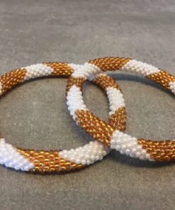 Roll-on armbånd som passer til næsten alle kvinder. Kvindegrupper i Nepal, Kathmandu Valley, udstyres med glasperler og bomuldsgarn, så de i deres fritid kan hækler disse smukke perlearmbånd. Den ekstra indtægt går bl.a. til at sende kvindernes børn i skole. Hvert armbånd er et unikt resultat af kvindernes håndarbejde og varierer i farvekombinationer og mønstre.