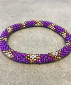 Roll-on armbånd som passer til næsten alle kvinder. Kvindegrupper i Nepal, Kathmandu Valley, udstyres med glasperler og bomuldsgarn, så de i deres fritid kan hækler disse smukke perlearmbånd. Den ekstra indtægt går bl.a. til at sende kvindernes børn i skole. Hvert armbånd er et unikt resultat af kvindernes håndarbejde og varierer i farvekombinationer og mønstre.