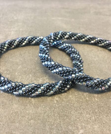 Roll-on perle armbåndene er håndlavet i Nepal. De er lavet med forskellige glasperler og i forskellige mønster. De er hæklet med en bomuldssnor. Syntes man at de lidt stramme, kan man vride forsigtigt i dem så de bliver større. syntes man derimod at de er blive lidt for løse, kan man ligge dem i vand. dette gør at bomildssnoren trækker sig sammen og de bliver mindre igen.