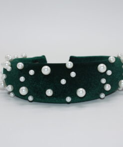 HÅRBØJLEVelkommen til vores ekspansive samling af hårbøjler, hvor du vil opleve en verden af stil, elegance og alsidighed. Vores hårbøjler er ikke bare et almindeligt håraccessory, de er en modeerklæring, der fremhæver din personlige stil og tilføjer et sofistikeret touch til dine frisurer. Vi forstår vigtigheden af at have en alsidig og stilfuld samling af hårbøjler, der passer til alle lejligheder og outfits. Derfor har vi sammensat en omhyggeligt udvalgt kollektion, der omfatter klassiske, moderne og trendy designs, så du nemt kan finde det perfekte match til din personlige smag. Vores hårbøjler er fremstillet af materialer af høj kvalitet, der garanterer både komfort og holdbarhed. Med bløde og fleksible bøjler, der passer perfekt omkring hovedet, vil vores hårbøjler ikke kun være en fryd for øjet, men også en fornøjelse at have på hele dagen. Uanset om du ønsker at tilføje et elegant og sofistikeret touch til din arbejdsdag, ønsker at stråle på en festlig begivenhed eller bare vil have en chic og afslappet stil til hverdagen, har vi en hårbøjle til enhver lejlighed. Vores kollektion omfatter alt fra enkle og elegante hårbøjler i neutrale farver, der let kan styles til ethvert outfit, til iøjnefaldende hårbøjler med smukke mønstre og dekorative elementer, der vil tiltrække opmærksomhed. Vores sortiment omfatter også hårbøjler i forskellige størrelser og former, så du kan eksperimentere med forskellige looks og frisurer. Fra klassiske bøjlebånd, der giver en ren og raffineret stil, til bredere og mere dristige hårbøjler, der tilføjer en ekstra touch af glamour, er mulighederne uendelige. Vores vision er at tilbyde vores kunder en problemfri og fornøjelig shoppingoplevelse. Derfor har vi skabt en brugervenlig online platform, hvor du nemt kan browse vores kollektion, vælge dine favorit hårbøjler og bestille med lethed. Vi tilbyder også hurtig levering og fremragende kundeservice for at sikre, at du er 100% tilfreds med dit køb. Med vores hårbøjler kan du udtrykke din individualitet og kreativitet gennem dit håraccessory valg. Uanset om du har kort eller langt hår, glat eller krøllet hår, vil vores hårbøjler fremhæve din naturlige skønhed og tilføje et unikt præg til din stil. Så gå på opdagelse i vores omfattende samling af hårbøjler og lad os hjælpe dig med at skabe det perfekte look til enhver lejlighed. Med vores trendy og stilfulde hårbøjler vil du altid være i stand til at føle dig selvsikker, smuk og modebevidst. Vælg dit favoritdesign, og lad os tage din stil til nye højder med vores fantastiske hårbøjler!