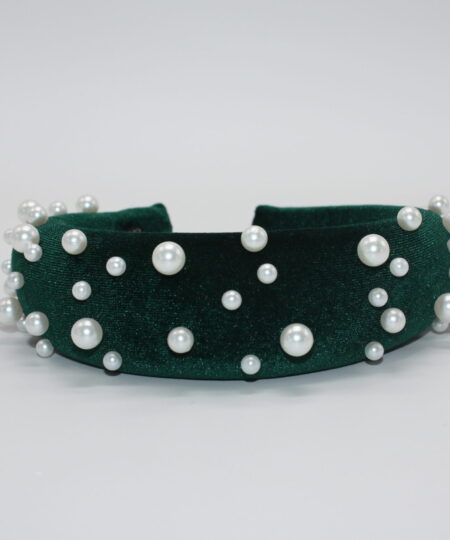 HÅRBØJLEVelkommen til vores ekspansive samling af hårbøjler, hvor du vil opleve en verden af stil, elegance og alsidighed. Vores hårbøjler er ikke bare et almindeligt håraccessory, de er en modeerklæring, der fremhæver din personlige stil og tilføjer et sofistikeret touch til dine frisurer. Vi forstår vigtigheden af at have en alsidig og stilfuld samling af hårbøjler, der passer til alle lejligheder og outfits. Derfor har vi sammensat en omhyggeligt udvalgt kollektion, der omfatter klassiske, moderne og trendy designs, så du nemt kan finde det perfekte match til din personlige smag. Vores hårbøjler er fremstillet af materialer af høj kvalitet, der garanterer både komfort og holdbarhed. Med bløde og fleksible bøjler, der passer perfekt omkring hovedet, vil vores hårbøjler ikke kun være en fryd for øjet, men også en fornøjelse at have på hele dagen. Uanset om du ønsker at tilføje et elegant og sofistikeret touch til din arbejdsdag, ønsker at stråle på en festlig begivenhed eller bare vil have en chic og afslappet stil til hverdagen, har vi en hårbøjle til enhver lejlighed. Vores kollektion omfatter alt fra enkle og elegante hårbøjler i neutrale farver, der let kan styles til ethvert outfit, til iøjnefaldende hårbøjler med smukke mønstre og dekorative elementer, der vil tiltrække opmærksomhed. Vores sortiment omfatter også hårbøjler i forskellige størrelser og former, så du kan eksperimentere med forskellige looks og frisurer. Fra klassiske bøjlebånd, der giver en ren og raffineret stil, til bredere og mere dristige hårbøjler, der tilføjer en ekstra touch af glamour, er mulighederne uendelige. Vores vision er at tilbyde vores kunder en problemfri og fornøjelig shoppingoplevelse. Derfor har vi skabt en brugervenlig online platform, hvor du nemt kan browse vores kollektion, vælge dine favorit hårbøjler og bestille med lethed. Vi tilbyder også hurtig levering og fremragende kundeservice for at sikre, at du er 100% tilfreds med dit køb. Med vores hårbøjler kan du udtrykke din individualitet og kreativitet gennem dit håraccessory valg. Uanset om du har kort eller langt hår, glat eller krøllet hår, vil vores hårbøjler fremhæve din naturlige skønhed og tilføje et unikt præg til din stil. Så gå på opdagelse i vores omfattende samling af hårbøjler og lad os hjælpe dig med at skabe det perfekte look til enhver lejlighed. Med vores trendy og stilfulde hårbøjler vil du altid være i stand til at føle dig selvsikker, smuk og modebevidst. Vælg dit favoritdesign, og lad os tage din stil til nye højder med vores fantastiske hårbøjler!