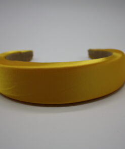 Velkommen til vores ekspansive samling af hårbøjler, hvor du vil opleve en verden af stil, elegance og alsidighed. Vores hårbøjler er ikke bare et almindeligt håraccessory, de er en modeerklæring, der fremhæver din personlige stil og tilføjer et sofistikeret touch til dine frisurer. Vi forstår vigtigheden af at have en alsidig og stilfuld samling af hårbøjler, der passer til alle lejligheder og outfits. Derfor har vi sammensat en omhyggeligt udvalgt kollektion, der omfatter klassiske, moderne og trendy designs, så du nemt kan finde det perfekte match til din personlige smag. Vores hårbøjler er fremstillet af materialer af høj kvalitet, der garanterer både komfort og holdbarhed. Med bløde og fleksible bøjler, der passer perfekt omkring hovedet, vil vores hårbøjler ikke kun være en fryd for øjet, men også en fornøjelse at have på hele dagen. Uanset om du ønsker at tilføje et elegant og sofistikeret touch til din arbejdsdag, ønsker at stråle på en festlig begivenhed eller bare vil have en chic og afslappet stil til hverdagen, har vi en hårbøjle til enhver lejlighed. Vores kollektion omfatter alt fra enkle og elegante hårbøjler i neutrale farver, der let kan styles til ethvert outfit, til iøjnefaldende hårbøjler med smukke mønstre og dekorative elementer, der vil tiltrække opmærksomhed. Vores sortiment omfatter også hårbøjler i forskellige størrelser og former, så du kan eksperimentere med forskellige looks og frisurer. Fra klassiske bøjlebånd, der giver en ren og raffineret stil, til bredere og mere dristige hårbøjler, der tilføjer en ekstra touch af glamour, er mulighederne uendelige. Vores vision er at tilbyde vores kunder en problemfri og fornøjelig shoppingoplevelse. Derfor har vi skabt en brugervenlig online platform, hvor du nemt kan browse vores kollektion, vælge dine favorit hårbøjler og bestille med lethed. Vi tilbyder også hurtig levering og fremragende kundeservice for at sikre, at du er 100% tilfreds med dit køb. Med vores hårbøjler kan du udtrykke din individualitet og kreativitet gennem dit håraccessory valg. Uanset om du har kort eller langt hår, glat eller krøllet hår, vil vores hårbøjler fremhæve din naturlige skønhed og tilføje et unikt præg til din stil. Så gå på opdagelse i vores omfattende samling af hårbøjler og lad os hjælpe dig med at skabe det perfekte look til enhver lejlighed. Med vores trendy og stilfulde hårbøjler vil du altid være i stand til at føle dig selvsikker, smuk og modebevidst. Vælg dit favoritdesign, og lad os tage din stil til nye højder med vores fantastiske hårbøjler!