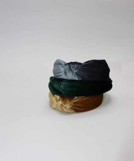 Velkommen til vores ekspansive samling af hårbøjler, hvor du vil opleve en verden af stil, elegance og alsidighed. Vores hårbøjler er ikke bare et almindeligt håraccessory, de er en modeerklæring, der fremhæver din personlige stil og tilføjer et sofistikeret touch til dine frisurer. Vi forstår vigtigheden af at have en alsidig og stilfuld samling af hårbøjler, der passer til alle lejligheder og outfits. Derfor har vi sammensat en omhyggeligt udvalgt kollektion, der omfatter klassiske, moderne og trendy designs, så du nemt kan finde det perfekte match til din personlige smag. Vores hårbøjler er fremstillet af materialer af høj kvalitet, der garanterer både komfort og holdbarhed. Med bløde og fleksible bøjler, der passer perfekt omkring hovedet, vil vores hårbøjler ikke kun være en fryd for øjet, men også en fornøjelse at have på hele dagen. Uanset om du ønsker at tilføje et elegant og sofistikeret touch til din arbejdsdag, ønsker at stråle på en festlig begivenhed eller bare vil have en chic og afslappet stil til hverdagen, har vi en hårbøjle til enhver lejlighed. Vores kollektion omfatter alt fra enkle og elegante hårbøjler i neutrale farver, der let kan styles til ethvert outfit, til iøjnefaldende hårbøjler med smukke mønstre og dekorative elementer, der vil tiltrække opmærksomhed. Vores sortiment omfatter også hårbøjler i forskellige størrelser og former, så du kan eksperimentere med forskellige looks og frisurer. Fra klassiske bøjlebånd, der giver en ren og raffineret stil, til bredere og mere dristige hårbøjler, der tilføjer en ekstra touch af glamour, er mulighederne uendelige. Vores vision er at tilbyde vores kunder en problemfri og fornøjelig shoppingoplevelse. Derfor har vi skabt en brugervenlig online platform, hvor du nemt kan browse vores kollektion, vælge dine favorit hårbøjler og bestille med lethed. Vi tilbyder også hurtig levering og fremragende kundeservice for at sikre, at du er 100% tilfreds med dit køb. Med vores hårbøjler kan du udtrykke din individualitet og kreativitet gennem dit håraccessory valg. Uanset om du har kort eller langt hår, glat eller krøllet hår, vil vores hårbøjler fremhæve din naturlige skønhed og tilføje et unikt præg til din stil. Så gå på opdagelse i vores omfattende samling af hårbøjler og lad os hjælpe dig med at skabe det perfekte look til enhver lejlighed. Med vores trendy og stilfulde hårbøjler vil du altid være i stand til at føle dig selvsikker, smuk og modebevidst. Vælg dit favoritdesign, og lad os tage din stil til nye højder med vores fantastiske hårbøjler!