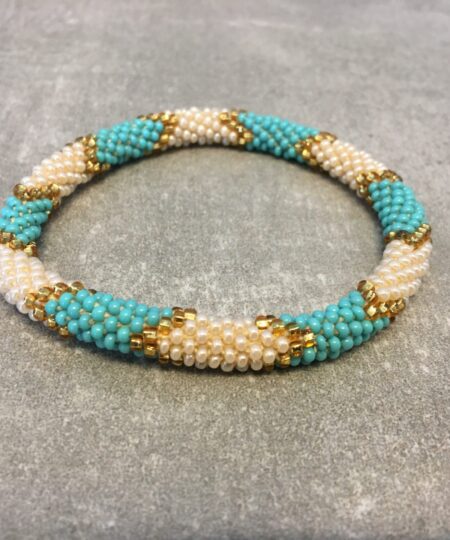 Roll-on perle armbåndene er håndlavet i Nepal. De er lavet med forskellige glasperler og i forskellige mønster. De er hæklet med en bomuldssnor. Syntes man at de lidt stramme, kan man vride forsigtigt i dem så de bliver større. syntes man derimod at de er blive lidt for løse, kan man ligge dem i vand. dette gør at bomildssnoren trækker sig sammen og de bliver mindre igen.