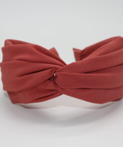 HÅRBØJLE Velkommen til vores ekspansive samling af hårbøjler, hvor du vil opleve en verden af stil, elegance og alsidighed. Vores hårbøjler er ikke bare et almindeligt håraccessory, de er en modeerklæring, der fremhæver din personlige stil og tilføjer et sofistikeret touch til dine frisurer. Vi forstår vigtigheden af at have en alsidig og stilfuld samling af hårbøjler, der passer til alle lejligheder og outfits. Derfor har vi sammensat en omhyggeligt udvalgt kollektion, der omfatter klassiske, moderne og trendy designs, så du nemt kan finde det perfekte match til din personlige smag. Vores hårbøjler er fremstillet af materialer af høj kvalitet, der garanterer både komfort og holdbarhed. Med bløde og fleksible bøjler, der passer perfekt omkring hovedet, vil vores hårbøjler ikke kun være en fryd for øjet, men også en fornøjelse at have på hele dagen. Uanset om du ønsker at tilføje et elegant og sofistikeret touch til din arbejdsdag, ønsker at stråle på en festlig begivenhed eller bare vil have en chic og afslappet stil til hverdagen, har vi en hårbøjle til enhver lejlighed. Vores kollektion omfatter alt fra enkle og elegante hårbøjler i neutrale farver, der let kan styles til ethvert outfit, til iøjnefaldende hårbøjler med smukke mønstre og dekorative elementer, der vil tiltrække opmærksomhed. Vores sortiment omfatter også hårbøjler i forskellige størrelser og former, så du kan eksperimentere med forskellige looks og frisurer. Fra klassiske bøjlebånd, der giver en ren og raffineret stil, til bredere og mere dristige hårbøjler, der tilføjer en ekstra touch af glamour, er mulighederne uendelige. Vores vision er at tilbyde vores kunder en problemfri og fornøjelig shoppingoplevelse. Derfor har vi skabt en brugervenlig online platform, hvor du nemt kan browse vores kollektion, vælge dine favorit hårbøjler og bestille med lethed. Vi tilbyder også hurtig levering og fremragende kundeservice for at sikre, at du er 100% tilfreds med dit køb. Med vores hårbøjler kan du udtrykke din individualitet og kreativitet gennem dit håraccessory valg. Uanset om du har kort eller langt hår, glat eller krøllet hår, vil vores hårbøjler fremhæve din naturlige skønhed og tilføje et unikt præg til din stil. Så gå på opdagelse i vores omfattende samling af hårbøjler og lad os hjælpe dig med at skabe det perfekte look til enhver lejlighed. Med vores trendy og stilfulde hårbøjler vil du altid være i stand til at føle dig selvsikker, smuk og modebevidst. Vælg dit favoritdesign, og lad os tage din stil til nye højder med vores fantastiske hårbøjler!