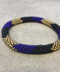 Roll-on armbånd som passer til næsten alle kvinder. Kvindegrupper i Nepal, Kathmandu Valley, udstyres med glasperler og bomuldsgarn, så de i deres fritid kan hækler disse smukke perlearmbånd. Den ekstra indtægt går bl.a. til at sende kvindernes børn i skole. Hvert armbånd er et unikt resultat af kvindernes håndarbejde og varierer i farvekombinationer og mønstre.