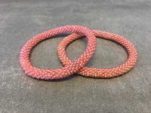 Roll-on perle armbåndene er håndlavet i Nepal. De er lavet med forskellige glasperler og i forskellige mønster. De er hæklet med en bomuldssnor. Syntes man at de lidt stramme, kan man vride forsigtigt i dem så de bliver større. syntes man derimod at de er blive lidt for løse, kan man ligge dem i vand. dette gør at bomildssnoren trækker sig sammen og de bliver mindre igen.