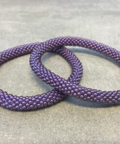 Roll-on perle armbåndene er håndlavet i Nepal. De er lavet med forskellige glasperler og i forskellige mønster. De er hæklet med en bomuldssnor. Syntes man at de lidt stramme, kan man vride forsigtigt i dem så de bliver større. syntes man derimod at de er blive lidt for løse, kan man ligge dem i vand. dette gør at bomildssnoren trækker sig sammen og de bliver mindre igen.