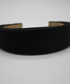 Velkommen til vores ekspansive samling af hårbøjler, hvor du vil opleve en verden af stil, elegance og alsidighed. Vores hårbøjler er ikke bare et almindeligt håraccessory, de er en modeerklæring, der fremhæver din personlige stil og tilføjer et sofistikeret touch til dine frisurer. Vi forstår vigtigheden af at have en alsidig og stilfuld samling af hårbøjler, der passer til alle lejligheder og outfits. Derfor har vi sammensat en omhyggeligt udvalgt kollektion, der omfatter klassiske, moderne og trendy designs, så du nemt kan finde det perfekte match til din personlige smag. Vores hårbøjler er fremstillet af materialer af høj kvalitet, der garanterer både komfort og holdbarhed. Med bløde og fleksible bøjler, der passer perfekt omkring hovedet, vil vores hårbøjler ikke kun være en fryd for øjet, men også en fornøjelse at have på hele dagen. Uanset om du ønsker at tilføje et elegant og sofistikeret touch til din arbejdsdag, ønsker at stråle på en festlig begivenhed eller bare vil have en chic og afslappet stil til hverdagen, har vi en hårbøjle til enhver lejlighed. Vores kollektion omfatter alt fra enkle og elegante hårbøjler i neutrale farver, der let kan styles til ethvert outfit, til iøjnefaldende hårbøjler med smukke mønstre og dekorative elementer, der vil tiltrække opmærksomhed. Vores sortiment omfatter også hårbøjler i forskellige størrelser og former, så du kan eksperimentere med forskellige looks og frisurer. Fra klassiske bøjlebånd, der giver en ren og raffineret stil, til bredere og mere dristige hårbøjler, der tilføjer en ekstra touch af glamour, er mulighederne uendelige. Vores vision er at tilbyde vores kunder en problemfri og fornøjelig shoppingoplevelse. Derfor har vi skabt en brugervenlig online platform, hvor du nemt kan browse vores kollektion, vælge dine favorit hårbøjler og bestille med lethed. Vi tilbyder også hurtig levering og fremragende kundeservice for at sikre, at du er 100% tilfreds med dit køb. Med vores hårbøjler kan du udtrykke din individualitet og kreativitet gennem dit håraccessory valg. Uanset om du har kort eller langt hår, glat eller krøllet hår, vil vores hårbøjler fremhæve din naturlige skønhed og tilføje et unikt præg til din stil. Så gå på opdagelse i vores omfattende samling af hårbøjler og lad os hjælpe dig med at skabe det perfekte look til enhver lejlighed. Med vores trendy og stilfulde hårbøjler vil du altid være i stand til at føle dig selvsikker, smuk og modebevidst. Vælg dit favoritdesign, og lad os tage din stil til nye højder med vores fantastiske hårbøjler!