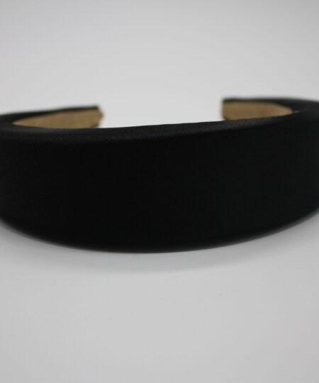 Velkommen til vores ekspansive samling af hårbøjler, hvor du vil opleve en verden af stil, elegance og alsidighed. Vores hårbøjler er ikke bare et almindeligt håraccessory, de er en modeerklæring, der fremhæver din personlige stil og tilføjer et sofistikeret touch til dine frisurer. Vi forstår vigtigheden af at have en alsidig og stilfuld samling af hårbøjler, der passer til alle lejligheder og outfits. Derfor har vi sammensat en omhyggeligt udvalgt kollektion, der omfatter klassiske, moderne og trendy designs, så du nemt kan finde det perfekte match til din personlige smag. Vores hårbøjler er fremstillet af materialer af høj kvalitet, der garanterer både komfort og holdbarhed. Med bløde og fleksible bøjler, der passer perfekt omkring hovedet, vil vores hårbøjler ikke kun være en fryd for øjet, men også en fornøjelse at have på hele dagen. Uanset om du ønsker at tilføje et elegant og sofistikeret touch til din arbejdsdag, ønsker at stråle på en festlig begivenhed eller bare vil have en chic og afslappet stil til hverdagen, har vi en hårbøjle til enhver lejlighed. Vores kollektion omfatter alt fra enkle og elegante hårbøjler i neutrale farver, der let kan styles til ethvert outfit, til iøjnefaldende hårbøjler med smukke mønstre og dekorative elementer, der vil tiltrække opmærksomhed. Vores sortiment omfatter også hårbøjler i forskellige størrelser og former, så du kan eksperimentere med forskellige looks og frisurer. Fra klassiske bøjlebånd, der giver en ren og raffineret stil, til bredere og mere dristige hårbøjler, der tilføjer en ekstra touch af glamour, er mulighederne uendelige. Vores vision er at tilbyde vores kunder en problemfri og fornøjelig shoppingoplevelse. Derfor har vi skabt en brugervenlig online platform, hvor du nemt kan browse vores kollektion, vælge dine favorit hårbøjler og bestille med lethed. Vi tilbyder også hurtig levering og fremragende kundeservice for at sikre, at du er 100% tilfreds med dit køb. Med vores hårbøjler kan du udtrykke din individualitet og kreativitet gennem dit håraccessory valg. Uanset om du har kort eller langt hår, glat eller krøllet hår, vil vores hårbøjler fremhæve din naturlige skønhed og tilføje et unikt præg til din stil. Så gå på opdagelse i vores omfattende samling af hårbøjler og lad os hjælpe dig med at skabe det perfekte look til enhver lejlighed. Med vores trendy og stilfulde hårbøjler vil du altid være i stand til at føle dig selvsikker, smuk og modebevidst. Vælg dit favoritdesign, og lad os tage din stil til nye højder med vores fantastiske hårbøjler!