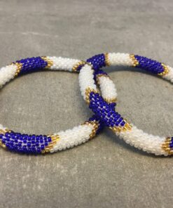 Roll-on perle armbåndene er håndlavet i Nepal. De er lavet med forskellige glasperler og i forskellige mønster. De er hæklet med en bomuldssnor. Syntes man at de lidt stramme, kan man vride forsigtigt i dem så de bliver større. syntes man derimod at de er blive lidt for løse, kan man ligge dem i vand. dette gør at bomildssnoren trækker sig sammen og de bliver mindre igen.