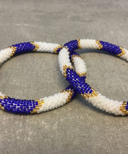 Roll-on perle armbåndene er håndlavet i Nepal. De er lavet med forskellige glasperler og i forskellige mønster. De er hæklet med en bomuldssnor. Syntes man at de lidt stramme, kan man vride forsigtigt i dem så de bliver større. syntes man derimod at de er blive lidt for løse, kan man ligge dem i vand. dette gør at bomildssnoren trækker sig sammen og de bliver mindre igen.