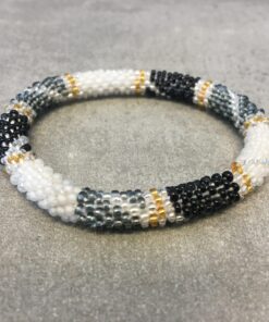 Roll-on perle armbåndene er håndlavet i Nepal. De er lavet med forskellige glasperler og i forskellige mønster. De er hæklet med en bomuldssnor. Syntes man at de lidt stramme, kan man vride forsigtigt i dem så de bliver større. syntes man derimod at de er blive lidt for løse, kan man ligge dem i vand. dette gør at bomildssnoren trækker sig sammen og de bliver mindre igen.