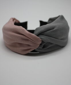 Velkommen til vores ekspansive samling af hårbøjler, hvor du vil opleve en verden af stil, elegance og alsidighed. Vores hårbøjler er ikke bare et almindeligt håraccessory, de er en modeerklæring, der fremhæver din personlige stil og tilføjer et sofistikeret touch til dine frisurer. Vi forstår vigtigheden af at have en alsidig og stilfuld samling af hårbøjler, der passer til alle lejligheder og outfits. Derfor har vi sammensat en omhyggeligt udvalgt kollektion, der omfatter klassiske, moderne og trendy designs, så du nemt kan finde det perfekte match til din personlige smag. Vores hårbøjler er fremstillet af materialer af høj kvalitet, der garanterer både komfort og holdbarhed. Med bløde og fleksible bøjler, der passer perfekt omkring hovedet, vil vores hårbøjler ikke kun være en fryd for øjet, men også en fornøjelse at have på hele dagen. Uanset om du ønsker at tilføje et elegant og sofistikeret touch til din arbejdsdag, ønsker at stråle på en festlig begivenhed eller bare vil have en chic og afslappet stil til hverdagen, har vi en hårbøjle til enhver lejlighed. Vores kollektion omfatter alt fra enkle og elegante hårbøjler i neutrale farver, der let kan styles til ethvert outfit, til iøjnefaldende hårbøjler med smukke mønstre og dekorative elementer, der vil tiltrække opmærksomhed. Vores sortiment omfatter også hårbøjler i forskellige størrelser og former, så du kan eksperimentere med forskellige looks og frisurer. Fra klassiske bøjlebånd, der giver en ren og raffineret stil, til bredere og mere dristige hårbøjler, der tilføjer en ekstra touch af glamour, er mulighederne uendelige. Vores vision er at tilbyde vores kunder en problemfri og fornøjelig shoppingoplevelse. Derfor har vi skabt en brugervenlig online platform, hvor du nemt kan browse vores kollektion, vælge dine favorit hårbøjler og bestille med lethed. Vi tilbyder også hurtig levering og fremragende kundeservice for at sikre, at du er 100% tilfreds med dit køb. Med vores hårbøjler kan du udtrykke din individualitet og kreativitet gennem dit håraccessory valg. Uanset om du har kort eller langt hår, glat eller krøllet hår, vil vores hårbøjler fremhæve din naturlige skønhed og tilføje et unikt præg til din stil. Så gå på opdagelse i vores omfattende samling af hårbøjler og lad os hjælpe dig med at skabe det perfekte look til enhver lejlighed. Med vores trendy og stilfulde hårbøjler vil du altid være i stand til at føle dig selvsikker, smuk og modebevidst. Vælg dit favoritdesign, og lad os tage din stil til nye højder med vores fantastiske hårbøjler!