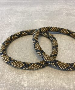 Roll-on perle armbåndene er håndlavet i Nepal. De er lavet med forskellige glasperler og i forskellige mønster. De er hæklet med en bomuldssnor. Syntes man at de lidt stramme, kan man vride forsigtigt i dem så de bliver større. syntes man derimod at de er blive lidt for løse, kan man ligge dem i vand. dette gør at bomildssnoren trækker sig sammen og de bliver mindre igen.