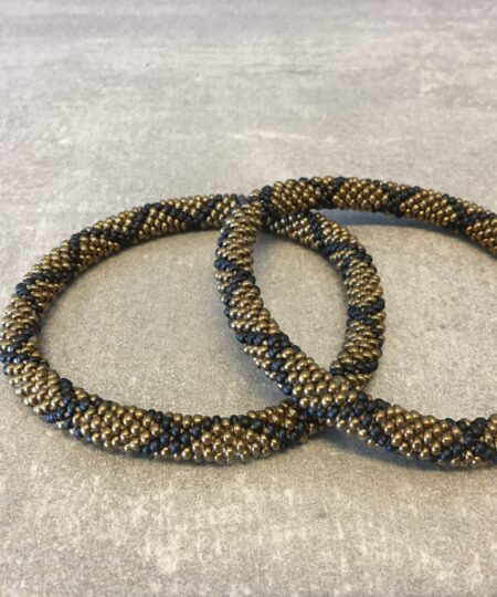 Roll-on perle armbåndene er håndlavet i Nepal. De er lavet med forskellige glasperler og i forskellige mønster. De er hæklet med en bomuldssnor. Syntes man at de lidt stramme, kan man vride forsigtigt i dem så de bliver større. syntes man derimod at de er blive lidt for løse, kan man ligge dem i vand. dette gør at bomildssnoren trækker sig sammen og de bliver mindre igen.