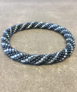 Roll-on perle armbåndene er håndlavet i Nepal. De er lavet med forskellige glasperler og i forskellige mønster. De er hæklet med en bomuldssnor. Syntes man at de lidt stramme, kan man vride forsigtigt i dem så de bliver større. syntes man derimod at de er blive lidt for løse, kan man ligge dem i vand. dette gør at bomildssnoren trækker sig sammen og de bliver mindre igen.