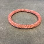 Roll-on perle armbåndene er håndlavet i Nepal. De er lavet med forskellige glasperler og i forskellige mønster. De er hæklet med en bomuldssnor. Syntes man at de lidt stramme, kan man vride forsigtigt i dem så de bliver større. syntes man derimod at de er blive lidt for løse, kan man ligge dem i vand. dette gør at bomildssnoren trækker sig sammen og de bliver mindre igen.