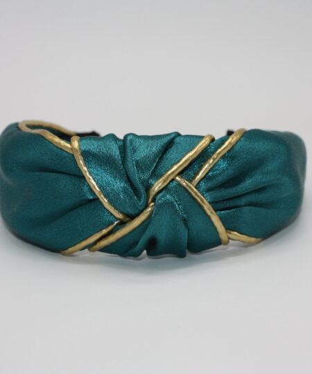 Velkommen til vores ekspansive samling af hårbøjler, hvor du vil opleve en verden af stil, elegance og alsidighed. Vores hårbøjler er ikke bare et almindeligt håraccessory, de er en modeerklæring, der fremhæver din personlige stil og tilføjer et sofistikeret touch til dine frisurer. Vi forstår vigtigheden af at have en alsidig og stilfuld samling af hårbøjler, der passer til alle lejligheder og outfits. Derfor har vi sammensat en omhyggeligt udvalgt kollektion, der omfatter klassiske, moderne og trendy designs, så du nemt kan finde det perfekte match til din personlige smag. Vores hårbøjler er fremstillet af materialer af høj kvalitet, der garanterer både komfort og holdbarhed. Med bløde og fleksible bøjler, der passer perfekt omkring hovedet, vil vores hårbøjler ikke kun være en fryd for øjet, men også en fornøjelse at have på hele dagen. Uanset om du ønsker at tilføje et elegant og sofistikeret touch til din arbejdsdag, ønsker at stråle på en festlig begivenhed eller bare vil have en chic og afslappet stil til hverdagen, har vi en hårbøjle til enhver lejlighed. Vores kollektion omfatter alt fra enkle og elegante hårbøjler i neutrale farver, der let kan styles til ethvert outfit, til iøjnefaldende hårbøjler med smukke mønstre og dekorative elementer, der vil tiltrække opmærksomhed. Vores sortiment omfatter også hårbøjler i forskellige størrelser og former, så du kan eksperimentere med forskellige looks og frisurer. Fra klassiske bøjlebånd, der giver en ren og raffineret stil, til bredere og mere dristige hårbøjler, der tilføjer en ekstra touch af glamour, er mulighederne uendelige. Vores vision er at tilbyde vores kunder en problemfri og fornøjelig shoppingoplevelse. Derfor har vi skabt en brugervenlig online platform, hvor du nemt kan browse vores kollektion, vælge dine favorit hårbøjler og bestille med lethed. Vi tilbyder også hurtig levering og fremragende kundeservice for at sikre, at du er 100% tilfreds med dit køb. Med vores hårbøjler kan du udtrykke din individualitet og kreativitet gennem dit håraccessory valg. Uanset om du har kort eller langt hår, glat eller krøllet hår, vil vores hårbøjler fremhæve din naturlige skønhed og tilføje et unikt præg til din stil. Så gå på opdagelse i vores omfattende samling af hårbøjler og lad os hjælpe dig med at skabe det perfekte look til enhver lejlighed. Med vores trendy og stilfulde hårbøjler vil du altid være i stand til at føle dig selvsikker, smuk og modebevidst. Vælg dit favoritdesign, og lad os tage din stil til nye højder med vores fantastiske hårbøjler!