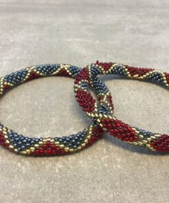 Roll-on armbånd som passer til næsten alle kvinder. Kvindegrupper i Nepal, Kathmandu Valley, udstyres med glasperler og bomuldsgarn, så de i deres fritid kan hækler disse smukke perlearmbånd. Den ekstra indtægt går bl.a. til at sende kvindernes børn i skole. Hvert armbånd er et unikt resultat af kvindernes håndarbejde og varierer i farvekombinationer og mønstre.