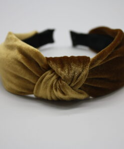 Velkommen til vores ekspansive samling af hårbøjler, hvor du vil opleve en verden af stil, elegance og alsidighed. Vores hårbøjler er ikke bare et almindeligt håraccessory, de er en modeerklæring, der fremhæver din personlige stil og tilføjer et sofistikeret touch til dine frisurer. Vi forstår vigtigheden af at have en alsidig og stilfuld samling af hårbøjler, der passer til alle lejligheder og outfits. Derfor har vi sammensat en omhyggeligt udvalgt kollektion, der omfatter klassiske, moderne og trendy designs, så du nemt kan finde det perfekte match til din personlige smag. Vores hårbøjler er fremstillet af materialer af høj kvalitet, der garanterer både komfort og holdbarhed. Med bløde og fleksible bøjler, der passer perfekt omkring hovedet, vil vores hårbøjler ikke kun være en fryd for øjet, men også en fornøjelse at have på hele dagen. Uanset om du ønsker at tilføje et elegant og sofistikeret touch til din arbejdsdag, ønsker at stråle på en festlig begivenhed eller bare vil have en chic og afslappet stil til hverdagen, har vi en hårbøjle til enhver lejlighed. Vores kollektion omfatter alt fra enkle og elegante hårbøjler i neutrale farver, der let kan styles til ethvert outfit, til iøjnefaldende hårbøjler med smukke mønstre og dekorative elementer, der vil tiltrække opmærksomhed. Vores sortiment omfatter også hårbøjler i forskellige størrelser og former, så du kan eksperimentere med forskellige looks og frisurer. Fra klassiske bøjlebånd, der giver en ren og raffineret stil, til bredere og mere dristige hårbøjler, der tilføjer en ekstra touch af glamour, er mulighederne uendelige. Vores vision er at tilbyde vores kunder en problemfri og fornøjelig shoppingoplevelse. Derfor har vi skabt en brugervenlig online platform, hvor du nemt kan browse vores kollektion, vælge dine favorit hårbøjler og bestille med lethed. Vi tilbyder også hurtig levering og fremragende kundeservice for at sikre, at du er 100% tilfreds med dit køb. Med vores hårbøjler kan du udtrykke din individualitet og kreativitet gennem dit håraccessory valg. Uanset om du har kort eller langt hår, glat eller krøllet hår, vil vores hårbøjler fremhæve din naturlige skønhed og tilføje et unikt præg til din stil. Så gå på opdagelse i vores omfattende samling af hårbøjler og lad os hjælpe dig med at skabe det perfekte look til enhver lejlighed. Med vores trendy og stilfulde hårbøjler vil du altid være i stand til at føle dig selvsikker, smuk og modebevidst. Vælg dit favoritdesign, og lad os tage din stil til nye højder med vores fantastiske hårbøjler! HÅRBØJLE