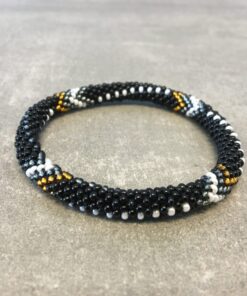 Roll-on perle armbåndene er håndlavet i Nepal. De er lavet med forskellige glasperler og i forskellige mønster. De er hæklet med en bomuldssnor. Syntes man at de lidt stramme, kan man vride forsigtigt i dem så de bliver større. syntes man derimod at de er blive lidt for løse, kan man ligge dem i vand. dette gør at bomildssnoren trækker sig sammen og de bliver mindre igen.