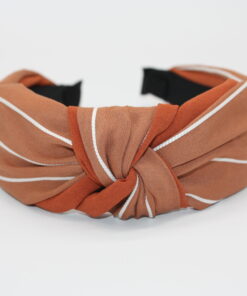 Velkommen til vores ekspansive samling af hårbøjler, hvor du vil opleve en verden af stil, elegance og alsidighed. Vores hårbøjler er ikke bare et almindeligt håraccessory, de er en modeerklæring, der fremhæver din personlige stil og tilføjer et sofistikeret touch til dine frisurer. Vi forstår vigtigheden af at have en alsidig og stilfuld samling af hårbøjler, der passer til alle lejligheder og outfits. Derfor har vi sammensat en omhyggeligt udvalgt kollektion, der omfatter klassiske, moderne og trendy designs, så du nemt kan finde det perfekte match til din personlige smag. Vores hårbøjler er fremstillet af materialer af høj kvalitet, der garanterer både komfort og holdbarhed. Med bløde og fleksible bøjler, der passer perfekt omkring hovedet, vil vores hårbøjler ikke kun være en fryd for øjet, men også en fornøjelse at have på hele dagen. Uanset om du ønsker at tilføje et elegant og sofistikeret touch til din arbejdsdag, ønsker at stråle på en festlig begivenhed eller bare vil have en chic og afslappet stil til hverdagen, har vi en hårbøjle til enhver lejlighed. Vores kollektion omfatter alt fra enkle og elegante hårbøjler i neutrale farver, der let kan styles til ethvert outfit, til iøjnefaldende hårbøjler med smukke mønstre og dekorative elementer, der vil tiltrække opmærksomhed. Vores sortiment omfatter også hårbøjler i forskellige størrelser og former, så du kan eksperimentere med forskellige looks og frisurer. Fra klassiske bøjlebånd, der giver en ren og raffineret stil, til bredere og mere dristige hårbøjler, der tilføjer en ekstra touch af glamour, er mulighederne uendelige. Vores vision er at tilbyde vores kunder en problemfri og fornøjelig shoppingoplevelse. Derfor har vi skabt en brugervenlig online platform, hvor du nemt kan browse vores kollektion, vælge dine favorit hårbøjler og bestille med lethed. Vi tilbyder også hurtig levering og fremragende kundeservice for at sikre, at du er 100% tilfreds med dit køb. Med vores hårbøjler kan du udtrykke din individualitet og kreativitet gennem dit håraccessory valg. Uanset om du har kort eller langt hår, glat eller krøllet hår, vil vores hårbøjler fremhæve din naturlige skønhed og tilføje et unikt præg til din stil. Så gå på opdagelse i vores omfattende samling af hårbøjler og lad os hjælpe dig med at skabe det perfekte look til enhver lejlighed. Med vores trendy og stilfulde hårbøjler vil du altid være i stand til at føle dig selvsikker, smuk og modebevidst. Vælg dit favoritdesign, og lad os tage din stil til nye højder med vores fantastiske hårbøjler!