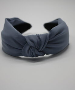 Velkommen til vores ekspansive samling af hårbøjler, hvor du vil opleve en verden af stil, elegance og alsidighed. Vores hårbøjler er ikke bare et almindeligt håraccessory, de er en modeerklæring, der fremhæver din personlige stil og tilføjer et sofistikeret touch til dine frisurer. Vi forstår vigtigheden af at have en alsidig og stilfuld samling af hårbøjler, der passer til alle lejligheder og outfits. Derfor har vi sammensat en omhyggeligt udvalgt kollektion, der omfatter klassiske, moderne og trendy designs, så du nemt kan finde det perfekte match til din personlige smag. Vores hårbøjler er fremstillet af materialer af høj kvalitet, der garanterer både komfort og holdbarhed. Med bløde og fleksible bøjler, der passer perfekt omkring hovedet, vil vores hårbøjler ikke kun være en fryd for øjet, men også en fornøjelse at have på hele dagen. Uanset om du ønsker at tilføje et elegant og sofistikeret touch til din arbejdsdag, ønsker at stråle på en festlig begivenhed eller bare vil have en chic og afslappet stil til hverdagen, har vi en hårbøjle til enhver lejlighed. Vores kollektion omfatter alt fra enkle og elegante hårbøjler i neutrale farver, der let kan styles til ethvert outfit, til iøjnefaldende hårbøjler med smukke mønstre og dekorative elementer, der vil tiltrække opmærksomhed. Vores sortiment omfatter også hårbøjler i forskellige størrelser og former, så du kan eksperimentere med forskellige looks og frisurer. Fra klassiske bøjlebånd, der giver en ren og raffineret stil, til bredere og mere dristige hårbøjler, der tilføjer en ekstra touch af glamour, er mulighederne uendelige. Vores vision er at tilbyde vores kunder en problemfri og fornøjelig shoppingoplevelse. Derfor har vi skabt en brugervenlig online platform, hvor du nemt kan browse vores kollektion, vælge dine favorit hårbøjler og bestille med lethed. Vi tilbyder også hurtig levering og fremragende kundeservice for at sikre, at du er 100% tilfreds med dit køb. Med vores hårbøjler kan du udtrykke din individualitet og kreativitet gennem dit håraccessory valg. Uanset om du har kort eller langt hår, glat eller krøllet hår, vil vores hårbøjler fremhæve din naturlige skønhed og tilføje et unikt præg til din stil. Så gå på opdagelse i vores omfattende samling af hårbøjler og lad os hjælpe dig med at skabe det perfekte look til enhver lejlighed. Med vores trendy og stilfulde hårbøjler vil du altid være i stand til at føle dig selvsikker, smuk og modebevidst. Vælg dit favoritdesign, og lad os tage din stil til nye højder med vores fantastiske hårbøjler!