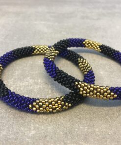 Roll-on perle armbåndene er håndlavet i Nepal. De er lavet med forskellige glasperler og i forskellige mønster. De er hæklet med en bomuldssnor. Syntes man at de lidt stramme, kan man vride forsigtigt i dem så de bliver større. syntes man derimod at de er blive lidt for løse, kan man ligge dem i vand. dette gør at bomildssnoren trækker sig sammen og de bliver mindre igen.