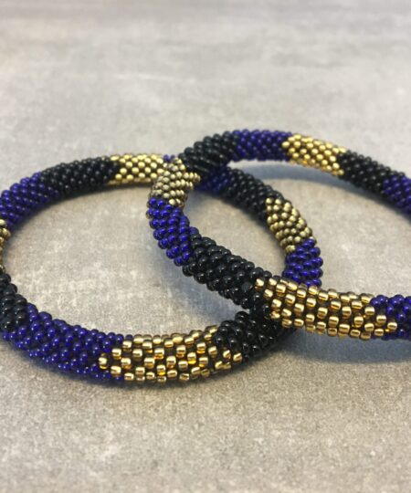 Roll-on perle armbåndene er håndlavet i Nepal. De er lavet med forskellige glasperler og i forskellige mønster. De er hæklet med en bomuldssnor. Syntes man at de lidt stramme, kan man vride forsigtigt i dem så de bliver større. syntes man derimod at de er blive lidt for løse, kan man ligge dem i vand. dette gør at bomildssnoren trækker sig sammen og de bliver mindre igen.