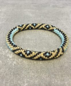 Roll-on armbånd som passer til næsten alle kvinder. Kvindegrupper i Nepal, Kathmandu Valley, udstyres med glasperler og bomuldsgarn, så de i deres fritid kan hækler disse smukke perlearmbånd. Den ekstra indtægt går bl.a. til at sende kvindernes børn i skole. Hvert armbånd er et unikt resultat af kvindernes håndarbejde og varierer i farvekombinationer og mønstre.