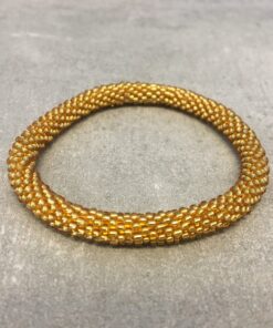 Roll-on armbånd som passer til næsten alle kvinder. Kvindegrupper i Nepal, Kathmandu Valley, udstyres med glasperler og bomuldsgarn, så de i deres fritid kan hækler disse smukke perlearmbånd. Den ekstra indtægt går bl.a. til at sende kvindernes børn i skole. Hvert armbånd er et unikt resultat af kvindernes håndarbejde og varierer i farvekombinationer og mønstre.