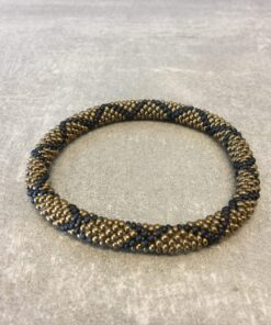 Roll-on perle armbåndene er håndlavet i Nepal. De er lavet med forskellige glasperler og i forskellige mønster. De er hæklet med en bomuldssnor. Syntes man at de lidt stramme, kan man vride forsigtigt i dem så de bliver større. syntes man derimod at de er blive lidt for løse, kan man ligge dem i vand. dette gør at bomildssnoren trækker sig sammen og de bliver mindre igen.