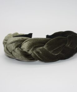 Velkommen til vores ekspansive samling af hårbøjler, hvor du vil opleve en verden af stil, elegance og alsidighed. Vores hårbøjler er ikke bare et almindeligt håraccessory, de er en modeerklæring, der fremhæver din personlige stil og tilføjer et sofistikeret touch til dine frisurer. Vi forstår vigtigheden af at have en alsidig og stilfuld samling af hårbøjler, der passer til alle lejligheder og outfits. Derfor har vi sammensat en omhyggeligt udvalgt kollektion, der omfatter klassiske, moderne og trendy designs, så du nemt kan finde det perfekte match til din personlige smag. Vores hårbøjler er fremstillet af materialer af høj kvalitet, der garanterer både komfort og holdbarhed. Med bløde og fleksible bøjler, der passer perfekt omkring hovedet, vil vores hårbøjler ikke kun være en fryd for øjet, men også en fornøjelse at have på hele dagen. Uanset om du ønsker at tilføje et elegant og sofistikeret touch til din arbejdsdag, ønsker at stråle på en festlig begivenhed eller bare vil have en chic og afslappet stil til hverdagen, har vi en hårbøjle til enhver lejlighed. Vores kollektion omfatter alt fra enkle og elegante hårbøjler i neutrale farver, der let kan styles til ethvert outfit, til iøjnefaldende hårbøjler med smukke mønstre og dekorative elementer, der vil tiltrække opmærksomhed. Vores sortiment omfatter også hårbøjler i forskellige størrelser og former, så du kan eksperimentere med forskellige looks og frisurer. Fra klassiske bøjlebånd, der giver en ren og raffineret stil, til bredere og mere dristige hårbøjler, der tilføjer en ekstra touch af glamour, er mulighederne uendelige. Vores vision er at tilbyde vores kunder en problemfri og fornøjelig shoppingoplevelse. Derfor har vi skabt en brugervenlig online platform, hvor du nemt kan browse vores kollektion, vælge dine favorit hårbøjler og bestille med lethed. Vi tilbyder også hurtig levering og fremragende kundeservice for at sikre, at du er 100% tilfreds med dit køb. Med vores hårbøjler kan du udtrykke din individualitet og kreativitet gennem dit håraccessory valg. Uanset om du har kort eller langt hår, glat eller krøllet hår, vil vores hårbøjler fremhæve din naturlige skønhed og tilføje et unikt præg til din stil. Så gå på opdagelse i vores omfattende samling af hårbøjler og lad os hjælpe dig med at skabe det perfekte look til enhver lejlighed. Med vores trendy og stilfulde hårbøjler vil du altid være i stand til at føle dig selvsikker, smuk og modebevidst. Vælg dit favoritdesign, og lad os tage din stil til nye højder med vores fantastiske hårbøjler!