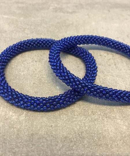 Roll-on perle armbåndene er håndlavet i Nepal. De er lavet med forskellige glasperler og i forskellige mønster. De er hæklet med en bomuldssnor. Syntes man at de lidt stramme, kan man vride forsigtigt i dem så de bliver større. syntes man derimod at de er blive lidt for løse, kan man ligge dem i vand. dette gør at bomildssnoren trækker sig sammen og de bliver mindre igen.