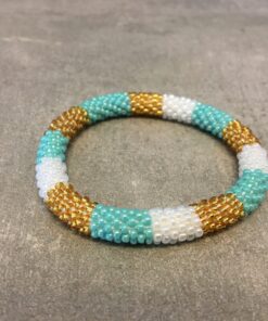 Roll-on armbånd som passer til næsten alle kvinder. Kvindegrupper i Nepal, Kathmandu Valley, udstyres med glasperler og bomuldsgarn, så de i deres fritid kan hækler disse smukke perlearmbånd. Den ekstra indtægt går bl.a. til at sende kvindernes børn i skole. Hvert armbånd er et unikt resultat af kvindernes håndarbejde og varierer i farvekombinationer og mønstre.