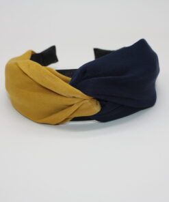 Velkommen til vores ekspansive samling af hårbøjler, hvor du vil opleve en verden af stil, elegance og alsidighed. Vores hårbøjler er ikke bare et almindeligt håraccessory, de er en modeerklæring, der fremhæver din personlige stil og tilføjer et sofistikeret touch til dine frisurer. Vi forstår vigtigheden af at have en alsidig og stilfuld samling af hårbøjler, der passer til alle lejligheder og outfits. Derfor har vi sammensat en omhyggeligt udvalgt kollektion, der omfatter klassiske, moderne og trendy designs, så du nemt kan finde det perfekte match til din personlige smag. Vores hårbøjler er fremstillet af materialer af høj kvalitet, der garanterer både komfort og holdbarhed. Med bløde og fleksible bøjler, der passer perfekt omkring hovedet, vil vores hårbøjler ikke kun være en fryd for øjet, men også en fornøjelse at have på hele dagen. Uanset om du ønsker at tilføje et elegant og sofistikeret touch til din arbejdsdag, ønsker at stråle på en festlig begivenhed eller bare vil have en chic og afslappet stil til hverdagen, har vi en hårbøjle til enhver lejlighed. Vores kollektion omfatter alt fra enkle og elegante hårbøjler i neutrale farver, der let kan styles til ethvert outfit, til iøjnefaldende hårbøjler med smukke mønstre og dekorative elementer, der vil tiltrække opmærksomhed. Vores sortiment omfatter også hårbøjler i forskellige størrelser og former, så du kan eksperimentere med forskellige looks og frisurer. Fra klassiske bøjlebånd, der giver en ren og raffineret stil, til bredere og mere dristige hårbøjler, der tilføjer en ekstra touch af glamour, er mulighederne uendelige. Vores vision er at tilbyde vores kunder en problemfri og fornøjelig shoppingoplevelse. Derfor har vi skabt en brugervenlig online platform, hvor du nemt kan browse vores kollektion, vælge dine favorit hårbøjler og bestille med lethed. Vi tilbyder også hurtig levering og fremragende kundeservice for at sikre, at du er 100% tilfreds med dit køb. Med vores hårbøjler kan du udtrykke din individualitet og kreativitet gennem dit håraccessory valg. Uanset om du har kort eller langt hår, glat eller krøllet hår, vil vores hårbøjler fremhæve din naturlige skønhed og tilføje et unikt præg til din stil. Så gå på opdagelse i vores omfattende samling af hårbøjler og lad os hjælpe dig med at skabe det perfekte look til enhver lejlighed. Med vores trendy og stilfulde hårbøjler vil du altid være i stand til at føle dig selvsikker, smuk og modebevidst. Vælg dit favoritdesign, og lad os tage din stil til nye højder med vores fantastiske hårbøjler!