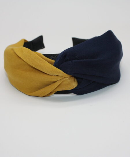 Velkommen til vores ekspansive samling af hårbøjler, hvor du vil opleve en verden af stil, elegance og alsidighed. Vores hårbøjler er ikke bare et almindeligt håraccessory, de er en modeerklæring, der fremhæver din personlige stil og tilføjer et sofistikeret touch til dine frisurer. Vi forstår vigtigheden af at have en alsidig og stilfuld samling af hårbøjler, der passer til alle lejligheder og outfits. Derfor har vi sammensat en omhyggeligt udvalgt kollektion, der omfatter klassiske, moderne og trendy designs, så du nemt kan finde det perfekte match til din personlige smag. Vores hårbøjler er fremstillet af materialer af høj kvalitet, der garanterer både komfort og holdbarhed. Med bløde og fleksible bøjler, der passer perfekt omkring hovedet, vil vores hårbøjler ikke kun være en fryd for øjet, men også en fornøjelse at have på hele dagen. Uanset om du ønsker at tilføje et elegant og sofistikeret touch til din arbejdsdag, ønsker at stråle på en festlig begivenhed eller bare vil have en chic og afslappet stil til hverdagen, har vi en hårbøjle til enhver lejlighed. Vores kollektion omfatter alt fra enkle og elegante hårbøjler i neutrale farver, der let kan styles til ethvert outfit, til iøjnefaldende hårbøjler med smukke mønstre og dekorative elementer, der vil tiltrække opmærksomhed. Vores sortiment omfatter også hårbøjler i forskellige størrelser og former, så du kan eksperimentere med forskellige looks og frisurer. Fra klassiske bøjlebånd, der giver en ren og raffineret stil, til bredere og mere dristige hårbøjler, der tilføjer en ekstra touch af glamour, er mulighederne uendelige. Vores vision er at tilbyde vores kunder en problemfri og fornøjelig shoppingoplevelse. Derfor har vi skabt en brugervenlig online platform, hvor du nemt kan browse vores kollektion, vælge dine favorit hårbøjler og bestille med lethed. Vi tilbyder også hurtig levering og fremragende kundeservice for at sikre, at du er 100% tilfreds med dit køb. Med vores hårbøjler kan du udtrykke din individualitet og kreativitet gennem dit håraccessory valg. Uanset om du har kort eller langt hår, glat eller krøllet hår, vil vores hårbøjler fremhæve din naturlige skønhed og tilføje et unikt præg til din stil. Så gå på opdagelse i vores omfattende samling af hårbøjler og lad os hjælpe dig med at skabe det perfekte look til enhver lejlighed. Med vores trendy og stilfulde hårbøjler vil du altid være i stand til at føle dig selvsikker, smuk og modebevidst. Vælg dit favoritdesign, og lad os tage din stil til nye højder med vores fantastiske hårbøjler!