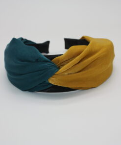 Velkommen til vores ekspansive samling af hårbøjler, hvor du vil opleve en verden af stil, elegance og alsidighed. Vores hårbøjler er ikke bare et almindeligt håraccessory, de er en modeerklæring, der fremhæver din personlige stil og tilføjer et sofistikeret touch til dine frisurer. Vi forstår vigtigheden af at have en alsidig og stilfuld samling af hårbøjler, der passer til alle lejligheder og outfits. Derfor har vi sammensat en omhyggeligt udvalgt kollektion, der omfatter klassiske, moderne og trendy designs, så du nemt kan finde det perfekte match til din personlige smag. Vores hårbøjler er fremstillet af materialer af høj kvalitet, der garanterer både komfort og holdbarhed. Med bløde og fleksible bøjler, der passer perfekt omkring hovedet, vil vores hårbøjler ikke kun være en fryd for øjet, men også en fornøjelse at have på hele dagen. Uanset om du ønsker at tilføje et elegant og sofistikeret touch til din arbejdsdag, ønsker at stråle på en festlig begivenhed eller bare vil have en chic og afslappet stil til hverdagen, har vi en hårbøjle til enhver lejlighed. Vores kollektion omfatter alt fra enkle og elegante hårbøjler i neutrale farver, der let kan styles til ethvert outfit, til iøjnefaldende hårbøjler med smukke mønstre og dekorative elementer, der vil tiltrække opmærksomhed. Vores sortiment omfatter også hårbøjler i forskellige størrelser og former, så du kan eksperimentere med forskellige looks og frisurer. Fra klassiske bøjlebånd, der giver en ren og raffineret stil, til bredere og mere dristige hårbøjler, der tilføjer en ekstra touch af glamour, er mulighederne uendelige. Vores vision er at tilbyde vores kunder en problemfri og fornøjelig shoppingoplevelse. Derfor har vi skabt en brugervenlig online platform, hvor du nemt kan browse vores kollektion, vælge dine favorit hårbøjler og bestille med lethed. Vi tilbyder også hurtig levering og fremragende kundeservice for at sikre, at du er 100% tilfreds med dit køb. Med vores hårbøjler kan du udtrykke din individualitet og kreativitet gennem dit håraccessory valg. Uanset om du har kort eller langt hår, glat eller krøllet hår, vil vores hårbøjler fremhæve din naturlige skønhed og tilføje et unikt præg til din stil. Så gå på opdagelse i vores omfattende samling af hårbøjler og lad os hjælpe dig med at skabe det perfekte look til enhver lejlighed. Med vores trendy og stilfulde hårbøjler vil du altid være i stand til at føle dig selvsikker, smuk og modebevidst. Vælg dit favoritdesign, og lad os tage din stil til nye højder med vores fantastiske hårbøjler!