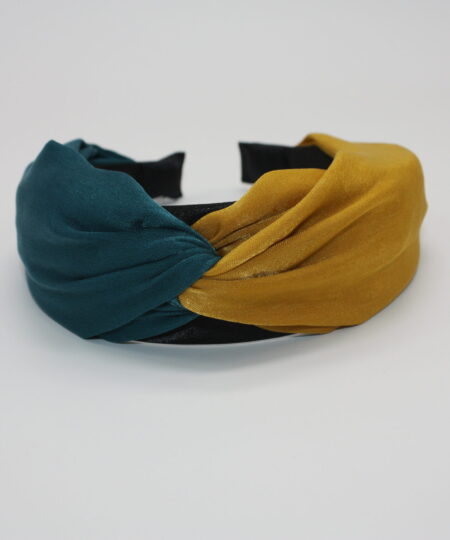 Velkommen til vores ekspansive samling af hårbøjler, hvor du vil opleve en verden af stil, elegance og alsidighed. Vores hårbøjler er ikke bare et almindeligt håraccessory, de er en modeerklæring, der fremhæver din personlige stil og tilføjer et sofistikeret touch til dine frisurer. Vi forstår vigtigheden af at have en alsidig og stilfuld samling af hårbøjler, der passer til alle lejligheder og outfits. Derfor har vi sammensat en omhyggeligt udvalgt kollektion, der omfatter klassiske, moderne og trendy designs, så du nemt kan finde det perfekte match til din personlige smag. Vores hårbøjler er fremstillet af materialer af høj kvalitet, der garanterer både komfort og holdbarhed. Med bløde og fleksible bøjler, der passer perfekt omkring hovedet, vil vores hårbøjler ikke kun være en fryd for øjet, men også en fornøjelse at have på hele dagen. Uanset om du ønsker at tilføje et elegant og sofistikeret touch til din arbejdsdag, ønsker at stråle på en festlig begivenhed eller bare vil have en chic og afslappet stil til hverdagen, har vi en hårbøjle til enhver lejlighed. Vores kollektion omfatter alt fra enkle og elegante hårbøjler i neutrale farver, der let kan styles til ethvert outfit, til iøjnefaldende hårbøjler med smukke mønstre og dekorative elementer, der vil tiltrække opmærksomhed. Vores sortiment omfatter også hårbøjler i forskellige størrelser og former, så du kan eksperimentere med forskellige looks og frisurer. Fra klassiske bøjlebånd, der giver en ren og raffineret stil, til bredere og mere dristige hårbøjler, der tilføjer en ekstra touch af glamour, er mulighederne uendelige. Vores vision er at tilbyde vores kunder en problemfri og fornøjelig shoppingoplevelse. Derfor har vi skabt en brugervenlig online platform, hvor du nemt kan browse vores kollektion, vælge dine favorit hårbøjler og bestille med lethed. Vi tilbyder også hurtig levering og fremragende kundeservice for at sikre, at du er 100% tilfreds med dit køb. Med vores hårbøjler kan du udtrykke din individualitet og kreativitet gennem dit håraccessory valg. Uanset om du har kort eller langt hår, glat eller krøllet hår, vil vores hårbøjler fremhæve din naturlige skønhed og tilføje et unikt præg til din stil. Så gå på opdagelse i vores omfattende samling af hårbøjler og lad os hjælpe dig med at skabe det perfekte look til enhver lejlighed. Med vores trendy og stilfulde hårbøjler vil du altid være i stand til at føle dig selvsikker, smuk og modebevidst. Vælg dit favoritdesign, og lad os tage din stil til nye højder med vores fantastiske hårbøjler!