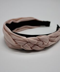 Velkommen til vores ekspansive samling af hårbøjler, hvor du vil opleve en verden af stil, elegance og alsidighed. Vores hårbøjler er ikke bare et almindeligt håraccessory, de er en modeerklæring, der fremhæver din personlige stil og tilføjer et sofistikeret touch til dine frisurer. Vi forstår vigtigheden af at have en alsidig og stilfuld samling af hårbøjler, der passer til alle lejligheder og outfits. Derfor har vi sammensat en omhyggeligt udvalgt kollektion, der omfatter klassiske, moderne og trendy designs, så du nemt kan finde det perfekte match til din personlige smag. Vores hårbøjler er fremstillet af materialer af høj kvalitet, der garanterer både komfort og holdbarhed. Med bløde og fleksible bøjler, der passer perfekt omkring hovedet, vil vores hårbøjler ikke kun være en fryd for øjet, men også en fornøjelse at have på hele dagen. Uanset om du ønsker at tilføje et elegant og sofistikeret touch til din arbejdsdag, ønsker at stråle på en festlig begivenhed eller bare vil have en chic og afslappet stil til hverdagen, har vi en hårbøjle til enhver lejlighed. Vores kollektion omfatter alt fra enkle og elegante hårbøjler i neutrale farver, der let kan styles til ethvert outfit, til iøjnefaldende hårbøjler med smukke mønstre og dekorative elementer, der vil tiltrække opmærksomhed. Vores sortiment omfatter også hårbøjler i forskellige størrelser og former, så du kan eksperimentere med forskellige looks og frisurer. Fra klassiske bøjlebånd, der giver en ren og raffineret stil, til bredere og mere dristige hårbøjler, der tilføjer en ekstra touch af glamour, er mulighederne uendelige. Vores vision er at tilbyde vores kunder en problemfri og fornøjelig shoppingoplevelse. Derfor har vi skabt en brugervenlig online platform, hvor du nemt kan browse vores kollektion, vælge dine favorit hårbøjler og bestille med lethed. Vi tilbyder også hurtig levering og fremragende kundeservice for at sikre, at du er 100% tilfreds med dit køb. Med vores hårbøjler kan du udtrykke din individualitet og kreativitet gennem dit håraccessory valg. Uanset om du har kort eller langt hår, glat eller krøllet hår, vil vores hårbøjler fremhæve din naturlige skønhed og tilføje et unikt præg til din stil. Så gå på opdagelse i vores omfattende samling af hårbøjler og lad os hjælpe dig med at skabe det perfekte look til enhver lejlighed. Med vores trendy og stilfulde hårbøjler vil du altid være i stand til at føle dig selvsikker, smuk og modebevidst. Vælg dit favoritdesign, og lad os tage din stil til nye højder med vores fantastiske hårbøjler!