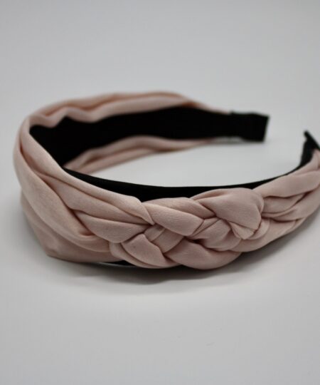 Velkommen til vores ekspansive samling af hårbøjler, hvor du vil opleve en verden af stil, elegance og alsidighed. Vores hårbøjler er ikke bare et almindeligt håraccessory, de er en modeerklæring, der fremhæver din personlige stil og tilføjer et sofistikeret touch til dine frisurer. Vi forstår vigtigheden af at have en alsidig og stilfuld samling af hårbøjler, der passer til alle lejligheder og outfits. Derfor har vi sammensat en omhyggeligt udvalgt kollektion, der omfatter klassiske, moderne og trendy designs, så du nemt kan finde det perfekte match til din personlige smag. Vores hårbøjler er fremstillet af materialer af høj kvalitet, der garanterer både komfort og holdbarhed. Med bløde og fleksible bøjler, der passer perfekt omkring hovedet, vil vores hårbøjler ikke kun være en fryd for øjet, men også en fornøjelse at have på hele dagen. Uanset om du ønsker at tilføje et elegant og sofistikeret touch til din arbejdsdag, ønsker at stråle på en festlig begivenhed eller bare vil have en chic og afslappet stil til hverdagen, har vi en hårbøjle til enhver lejlighed. Vores kollektion omfatter alt fra enkle og elegante hårbøjler i neutrale farver, der let kan styles til ethvert outfit, til iøjnefaldende hårbøjler med smukke mønstre og dekorative elementer, der vil tiltrække opmærksomhed. Vores sortiment omfatter også hårbøjler i forskellige størrelser og former, så du kan eksperimentere med forskellige looks og frisurer. Fra klassiske bøjlebånd, der giver en ren og raffineret stil, til bredere og mere dristige hårbøjler, der tilføjer en ekstra touch af glamour, er mulighederne uendelige. Vores vision er at tilbyde vores kunder en problemfri og fornøjelig shoppingoplevelse. Derfor har vi skabt en brugervenlig online platform, hvor du nemt kan browse vores kollektion, vælge dine favorit hårbøjler og bestille med lethed. Vi tilbyder også hurtig levering og fremragende kundeservice for at sikre, at du er 100% tilfreds med dit køb. Med vores hårbøjler kan du udtrykke din individualitet og kreativitet gennem dit håraccessory valg. Uanset om du har kort eller langt hår, glat eller krøllet hår, vil vores hårbøjler fremhæve din naturlige skønhed og tilføje et unikt præg til din stil. Så gå på opdagelse i vores omfattende samling af hårbøjler og lad os hjælpe dig med at skabe det perfekte look til enhver lejlighed. Med vores trendy og stilfulde hårbøjler vil du altid være i stand til at føle dig selvsikker, smuk og modebevidst. Vælg dit favoritdesign, og lad os tage din stil til nye højder med vores fantastiske hårbøjler!