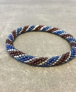 Roll-on perle armbåndene er håndlavet i Nepal. De er lavet med forskellige glasperler og i forskellige mønster. De er hæklet med en bomuldssnor. Syntes man at de lidt stramme, kan man vride forsigtigt i dem så de bliver større. syntes man derimod at de er blive lidt for løse, kan man ligge dem i vand. dette gør at bomildssnoren trækker sig sammen og de bliver mindre igen.