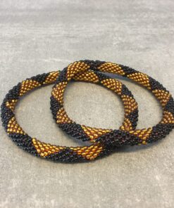 Roll-on perle armbåndene er håndlavet i Nepal. De er lavet med forskellige glasperler og i forskellige mønster. De er hæklet med en bomuldssnor. Syntes man at de lidt stramme, kan man vride forsigtigt i dem så de bliver større. syntes man derimod at de er blive lidt for løse, kan man ligge dem i vand. dette gør at bomildssnoren trækker sig sammen og de bliver mindre igen.