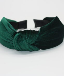 HÅRBØJLE Velkommen til vores ekspansive samling af hårbøjler, hvor du vil opleve en verden af stil, elegance og alsidighed. Vores hårbøjler er ikke bare et almindeligt håraccessory, de er en modeerklæring, der fremhæver din personlige stil og tilføjer et sofistikeret touch til dine frisurer. Vi forstår vigtigheden af at have en alsidig og stilfuld samling af hårbøjler, der passer til alle lejligheder og outfits. Derfor har vi sammensat en omhyggeligt udvalgt kollektion, der omfatter klassiske, moderne og trendy designs, så du nemt kan finde det perfekte match til din personlige smag. Vores hårbøjler er fremstillet af materialer af høj kvalitet, der garanterer både komfort og holdbarhed. Med bløde og fleksible bøjler, der passer perfekt omkring hovedet, vil vores hårbøjler ikke kun være en fryd for øjet, men også en fornøjelse at have på hele dagen. Uanset om du ønsker at tilføje et elegant og sofistikeret touch til din arbejdsdag, ønsker at stråle på en festlig begivenhed eller bare vil have en chic og afslappet stil til hverdagen, har vi en hårbøjle til enhver lejlighed. Vores kollektion omfatter alt fra enkle og elegante hårbøjler i neutrale farver, der let kan styles til ethvert outfit, til iøjnefaldende hårbøjler med smukke mønstre og dekorative elementer, der vil tiltrække opmærksomhed. Vores sortiment omfatter også hårbøjler i forskellige størrelser og former, så du kan eksperimentere med forskellige looks og frisurer. Fra klassiske bøjlebånd, der giver en ren og raffineret stil, til bredere og mere dristige hårbøjler, der tilføjer en ekstra touch af glamour, er mulighederne uendelige. Vores vision er at tilbyde vores kunder en problemfri og fornøjelig shoppingoplevelse. Derfor har vi skabt en brugervenlig online platform, hvor du nemt kan browse vores kollektion, vælge dine favorit hårbøjler og bestille med lethed. Vi tilbyder også hurtig levering og fremragende kundeservice for at sikre, at du er 100% tilfreds med dit køb. Med vores hårbøjler kan du udtrykke din individualitet og kreativitet gennem dit håraccessory valg. Uanset om du har kort eller langt hår, glat eller krøllet hår, vil vores hårbøjler fremhæve din naturlige skønhed og tilføje et unikt præg til din stil. Så gå på opdagelse i vores omfattende samling af hårbøjler og lad os hjælpe dig med at skabe det perfekte look til enhver lejlighed. Med vores trendy og stilfulde hårbøjler vil du altid være i stand til at føle dig selvsikker, smuk og modebevidst. Vælg dit favoritdesign, og lad os tage din stil til nye højder med vores fantastiske hårbøjler!