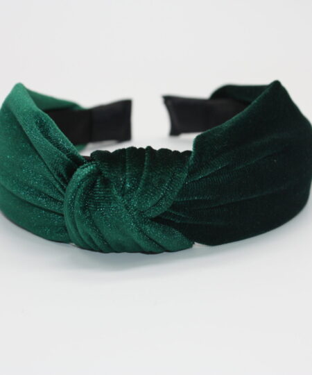 HÅRBØJLE Velkommen til vores ekspansive samling af hårbøjler, hvor du vil opleve en verden af stil, elegance og alsidighed. Vores hårbøjler er ikke bare et almindeligt håraccessory, de er en modeerklæring, der fremhæver din personlige stil og tilføjer et sofistikeret touch til dine frisurer. Vi forstår vigtigheden af at have en alsidig og stilfuld samling af hårbøjler, der passer til alle lejligheder og outfits. Derfor har vi sammensat en omhyggeligt udvalgt kollektion, der omfatter klassiske, moderne og trendy designs, så du nemt kan finde det perfekte match til din personlige smag. Vores hårbøjler er fremstillet af materialer af høj kvalitet, der garanterer både komfort og holdbarhed. Med bløde og fleksible bøjler, der passer perfekt omkring hovedet, vil vores hårbøjler ikke kun være en fryd for øjet, men også en fornøjelse at have på hele dagen. Uanset om du ønsker at tilføje et elegant og sofistikeret touch til din arbejdsdag, ønsker at stråle på en festlig begivenhed eller bare vil have en chic og afslappet stil til hverdagen, har vi en hårbøjle til enhver lejlighed. Vores kollektion omfatter alt fra enkle og elegante hårbøjler i neutrale farver, der let kan styles til ethvert outfit, til iøjnefaldende hårbøjler med smukke mønstre og dekorative elementer, der vil tiltrække opmærksomhed. Vores sortiment omfatter også hårbøjler i forskellige størrelser og former, så du kan eksperimentere med forskellige looks og frisurer. Fra klassiske bøjlebånd, der giver en ren og raffineret stil, til bredere og mere dristige hårbøjler, der tilføjer en ekstra touch af glamour, er mulighederne uendelige. Vores vision er at tilbyde vores kunder en problemfri og fornøjelig shoppingoplevelse. Derfor har vi skabt en brugervenlig online platform, hvor du nemt kan browse vores kollektion, vælge dine favorit hårbøjler og bestille med lethed. Vi tilbyder også hurtig levering og fremragende kundeservice for at sikre, at du er 100% tilfreds med dit køb. Med vores hårbøjler kan du udtrykke din individualitet og kreativitet gennem dit håraccessory valg. Uanset om du har kort eller langt hår, glat eller krøllet hår, vil vores hårbøjler fremhæve din naturlige skønhed og tilføje et unikt præg til din stil. Så gå på opdagelse i vores omfattende samling af hårbøjler og lad os hjælpe dig med at skabe det perfekte look til enhver lejlighed. Med vores trendy og stilfulde hårbøjler vil du altid være i stand til at føle dig selvsikker, smuk og modebevidst. Vælg dit favoritdesign, og lad os tage din stil til nye højder med vores fantastiske hårbøjler!