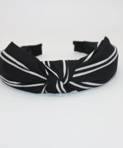 HÅRBØJLE Velkommen til vores ekspansive samling af hårbøjler, hvor du vil opleve en verden af stil, elegance og alsidighed. Vores hårbøjler er ikke bare et almindeligt håraccessory, de er en modeerklæring, der fremhæver din personlige stil og tilføjer et sofistikeret touch til dine frisurer. Vi forstår vigtigheden af at have en alsidig og stilfuld samling af hårbøjler, der passer til alle lejligheder og outfits. Derfor har vi sammensat en omhyggeligt udvalgt kollektion, der omfatter klassiske, moderne og trendy designs, så du nemt kan finde det perfekte match til din personlige smag. Vores hårbøjler er fremstillet af materialer af høj kvalitet, der garanterer både komfort og holdbarhed. Med bløde og fleksible bøjler, der passer perfekt omkring hovedet, vil vores hårbøjler ikke kun være en fryd for øjet, men også en fornøjelse at have på hele dagen. Uanset om du ønsker at tilføje et elegant og sofistikeret touch til din arbejdsdag, ønsker at stråle på en festlig begivenhed eller bare vil have en chic og afslappet stil til hverdagen, har vi en hårbøjle til enhver lejlighed. Vores kollektion omfatter alt fra enkle og elegante hårbøjler i neutrale farver, der let kan styles til ethvert outfit, til iøjnefaldende hårbøjler med smukke mønstre og dekorative elementer, der vil tiltrække opmærksomhed. Vores sortiment omfatter også hårbøjler i forskellige størrelser og former, så du kan eksperimentere med forskellige looks og frisurer. Fra klassiske bøjlebånd, der giver en ren og raffineret stil, til bredere og mere dristige hårbøjler, der tilføjer en ekstra touch af glamour, er mulighederne uendelige. Vores vision er at tilbyde vores kunder en problemfri og fornøjelig shoppingoplevelse. Derfor har vi skabt en brugervenlig online platform, hvor du nemt kan browse vores kollektion, vælge dine favorit hårbøjler og bestille med lethed. Vi tilbyder også hurtig levering og fremragende kundeservice for at sikre, at du er 100% tilfreds med dit køb. Med vores hårbøjler kan du udtrykke din individualitet og kreativitet gennem dit håraccessory valg. Uanset om du har kort eller langt hår, glat eller krøllet hår, vil vores hårbøjler fremhæve din naturlige skønhed og tilføje et unikt præg til din stil. Så gå på opdagelse i vores omfattende samling af hårbøjler og lad os hjælpe dig med at skabe det perfekte look til enhver lejlighed. Med vores trendy og stilfulde hårbøjler vil du altid være i stand til at føle dig selvsikker, smuk og modebevidst. Vælg dit favoritdesign, og lad os tage din stil til nye højder med vores fantastiske hårbøjler!