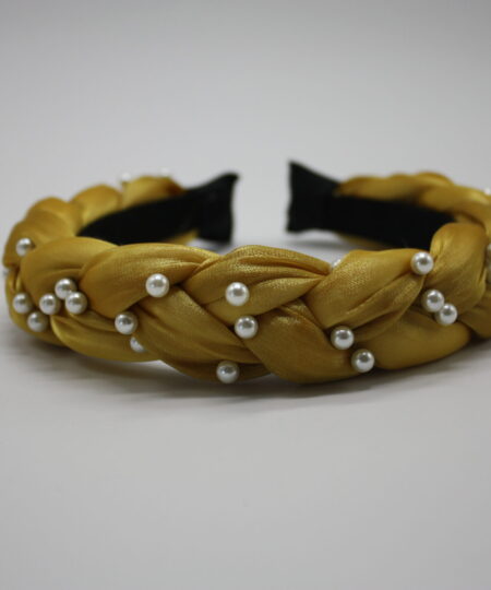 Velkommen til vores ekspansive samling af hårbøjler, hvor du vil opleve en verden af stil, elegance og alsidighed. Vores hårbøjler er ikke bare et almindeligt håraccessory, de er en modeerklæring, der fremhæver din personlige stil og tilføjer et sofistikeret touch til dine frisurer. Vi forstår vigtigheden af at have en alsidig og stilfuld samling af hårbøjler, der passer til alle lejligheder og outfits. Derfor har vi sammensat en omhyggeligt udvalgt kollektion, der omfatter klassiske, moderne og trendy designs, så du nemt kan finde det perfekte match til din personlige smag. Vores hårbøjler er fremstillet af materialer af høj kvalitet, der garanterer både komfort og holdbarhed. Med bløde og fleksible bøjler, der passer perfekt omkring hovedet, vil vores hårbøjler ikke kun være en fryd for øjet, men også en fornøjelse at have på hele dagen. Uanset om du ønsker at tilføje et elegant og sofistikeret touch til din arbejdsdag, ønsker at stråle på en festlig begivenhed eller bare vil have en chic og afslappet stil til hverdagen, har vi en hårbøjle til enhver lejlighed. Vores kollektion omfatter alt fra enkle og elegante hårbøjler i neutrale farver, der let kan styles til ethvert outfit, til iøjnefaldende hårbøjler med smukke mønstre og dekorative elementer, der vil tiltrække opmærksomhed. Vores sortiment omfatter også hårbøjler i forskellige størrelser og former, så du kan eksperimentere med forskellige looks og frisurer. Fra klassiske bøjlebånd, der giver en ren og raffineret stil, til bredere og mere dristige hårbøjler, der tilføjer en ekstra touch af glamour, er mulighederne uendelige. Vores vision er at tilbyde vores kunder en problemfri og fornøjelig shoppingoplevelse. Derfor har vi skabt en brugervenlig online platform, hvor du nemt kan browse vores kollektion, vælge dine favorit hårbøjler og bestille med lethed. Vi tilbyder også hurtig levering og fremragende kundeservice for at sikre, at du er 100% tilfreds med dit køb. Med vores hårbøjler kan du udtrykke din individualitet og kreativitet gennem dit håraccessory valg. Uanset om du har kort eller langt hår, glat eller krøllet hår, vil vores hårbøjler fremhæve din naturlige skønhed og tilføje et unikt præg til din stil. Så gå på opdagelse i vores omfattende samling af hårbøjler og lad os hjælpe dig med at skabe det perfekte look til enhver lejlighed. Med vores trendy og stilfulde hårbøjler vil du altid være i stand til at føle dig selvsikker, smuk og modebevidst. Vælg dit favoritdesign, og lad os tage din stil til nye højder med vores fantastiske hårbøjler!